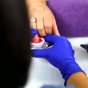 Aplikacja proszku tytanowego na paznokciach – kurs online manicure tytanowy z certyfikatem