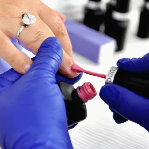 Aplikacja manicure hybrydowego