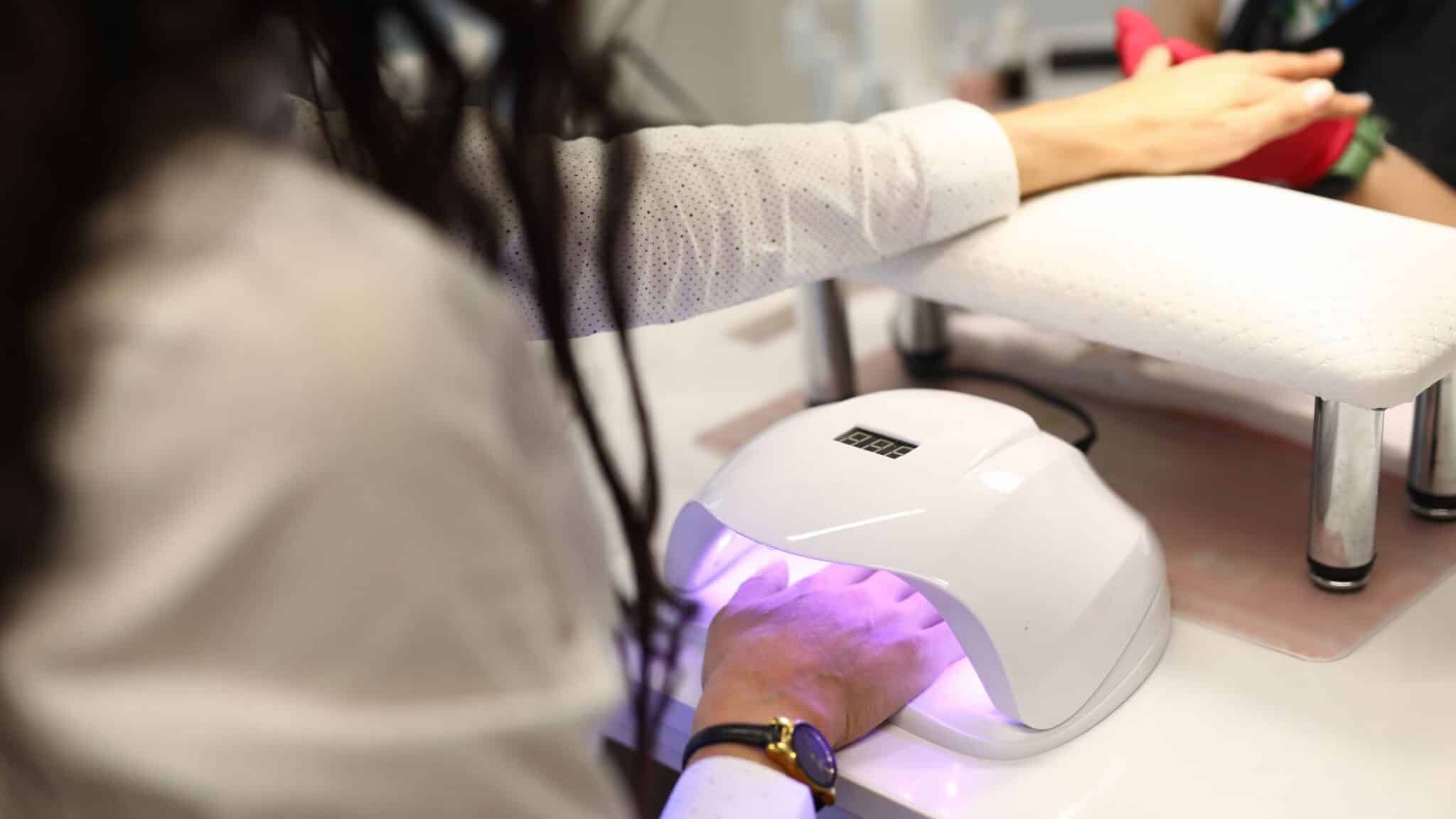 Stylizacja paznokci: akryl czy żel?