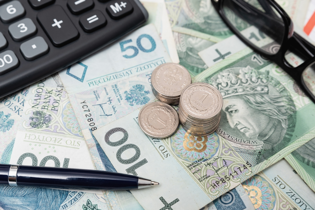 Jakie są zarobki stylistki rzęs i brwi w 2025 roku?