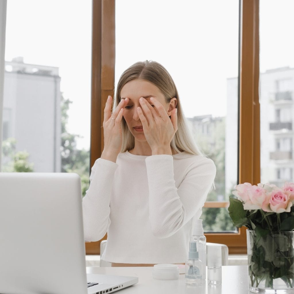 Kobieta wykonuje automasaż twarzy – kurs online z certyfikatem