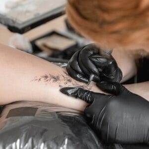 Mały tatuaż na przedramieniu – kurs online Small Tattoo z certyfikatem | STYL – STUDIO