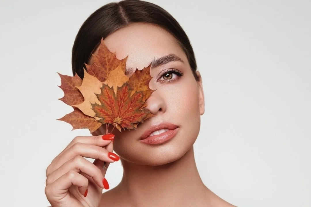 Jesienny makijaż 2025 – naturalny look z ciepłymi odcieniami i nude pomadką