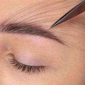 Precyzyjne zagęszczanie brwi włosem naturalnym RealHair Brow
