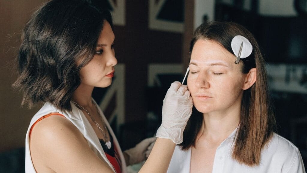 Stylistka brwi podczas wykonywania henny - wpis na blogu.