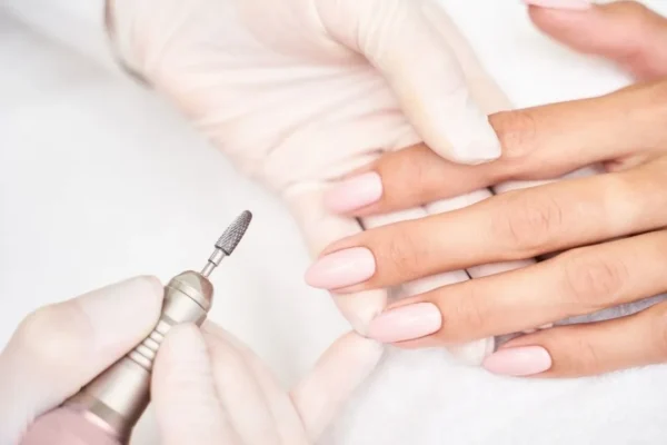 Zdjęcie przedstawiające usuwanie manicure hybrydowego.