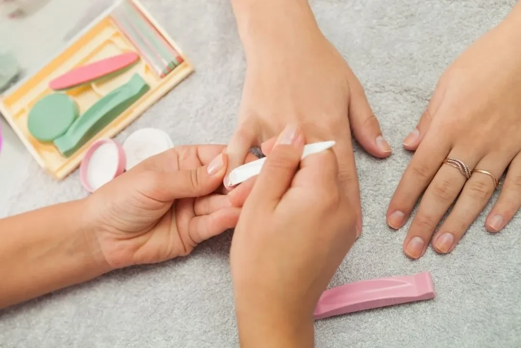 Zdjęcie przedstawiające wykonanie manicure japońskiego.