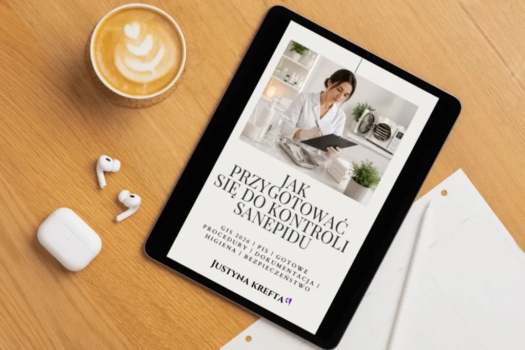 Zdjęcie przedstawiające e-book na biurku z kawą i słuchawkami.