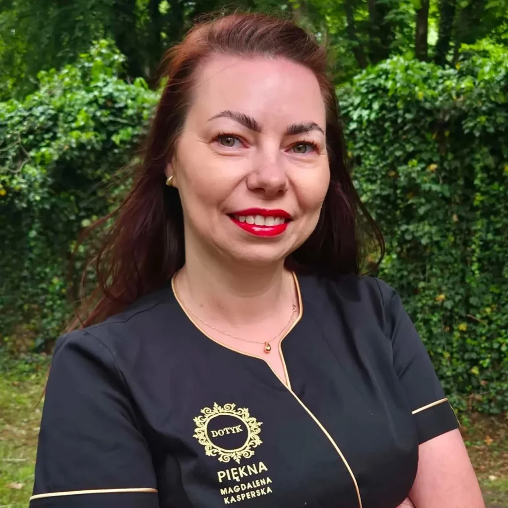Magdalena Kasperska – instruktorka i ekspertka masażu balijskiego w czarnym, eleganckim fartuchu zabiegowym.